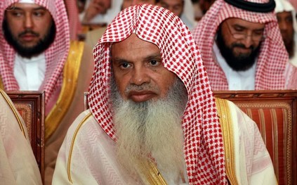 بعد تماثله للشفاء.. الشيخ علي الحذيفي يؤم المصلين بالمسجد النبوي (فيديو)