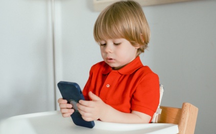 تقرير يحذر: أضرار صادمة لاستخدام الأطفال الهاتف المحمول قبل عمر الـ 13