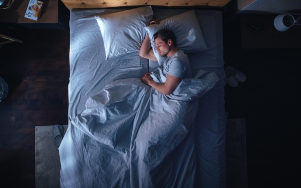 احذر.. 3 وضعيات شائعة للنوم تُسبب أضرارًا بالغة