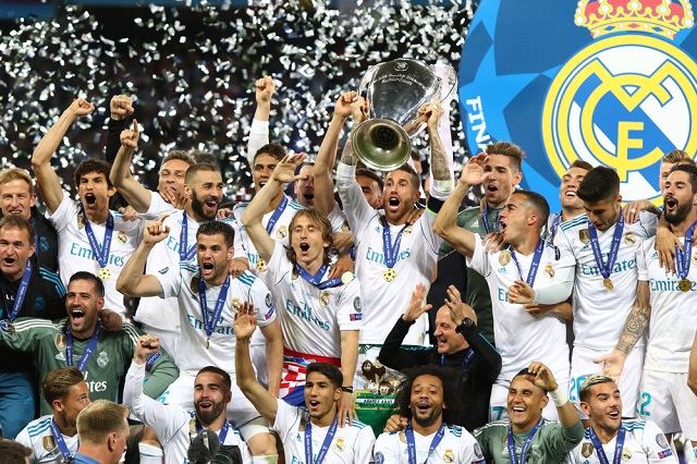 لاعبو نادي ريال مدريد يحتفلون بآخر نسخة لدوري أبطال أوروبا