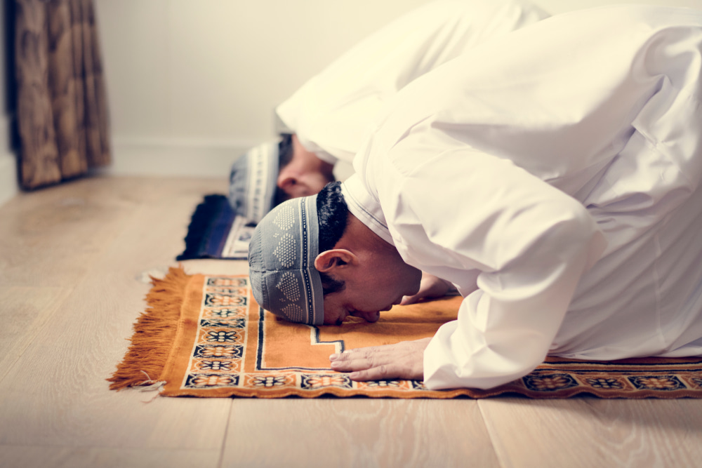 رجل يصلي.. تعبيرية عن تكبيرات عيد الفطر