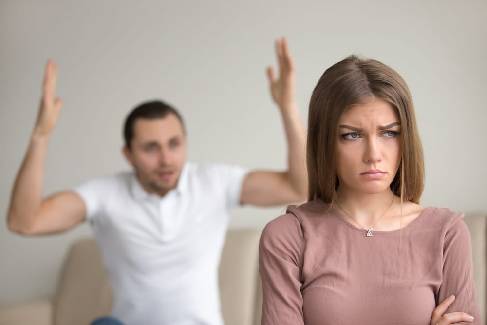 زوجة غاضبة من زوجها.. تعبيرية عن علامات الزوجة التي لا تحب زوجها