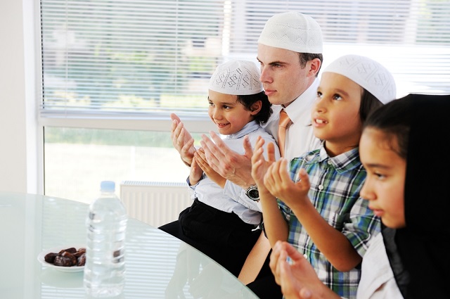 أطفال يتضرعون إلى الله وقت الصيام حيث ينطبق على بعضهم شروط وجوب صيام شهر رمضان