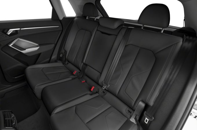 مقاعد جلدية فاخرة في سيارة أودي q3 موديل 2022 