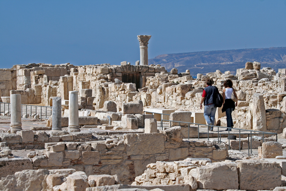 سائحان يزوران معالم السياحة في قبرص