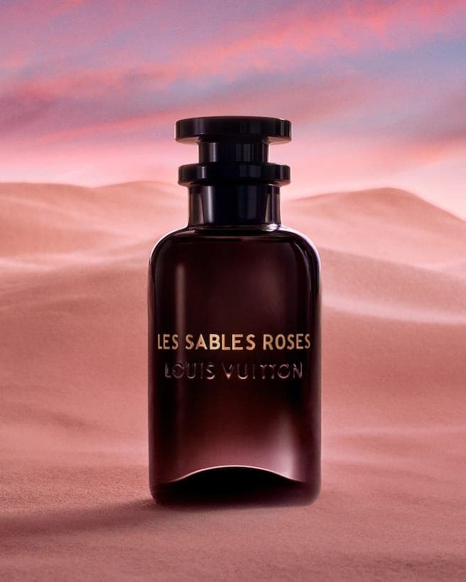 2- Les Sables Roses (الأثر الخالد للورد وخشب العود) من أفضل عطور لويس فيتون عود الرجالي 2022