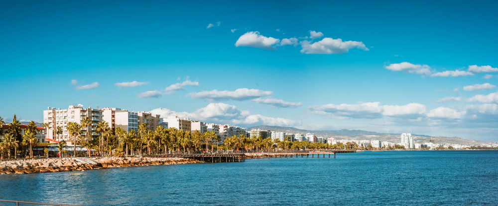 إحدى شواطئ قبرص تعبيرية عن أفضل أوقات السياحة في قبرص واجواء دافئة على شواطئها