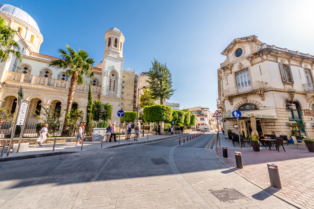منطقة كافيهات وممشى في ليماسول وتعد أفضل الوجهات السياحية في قبرص
