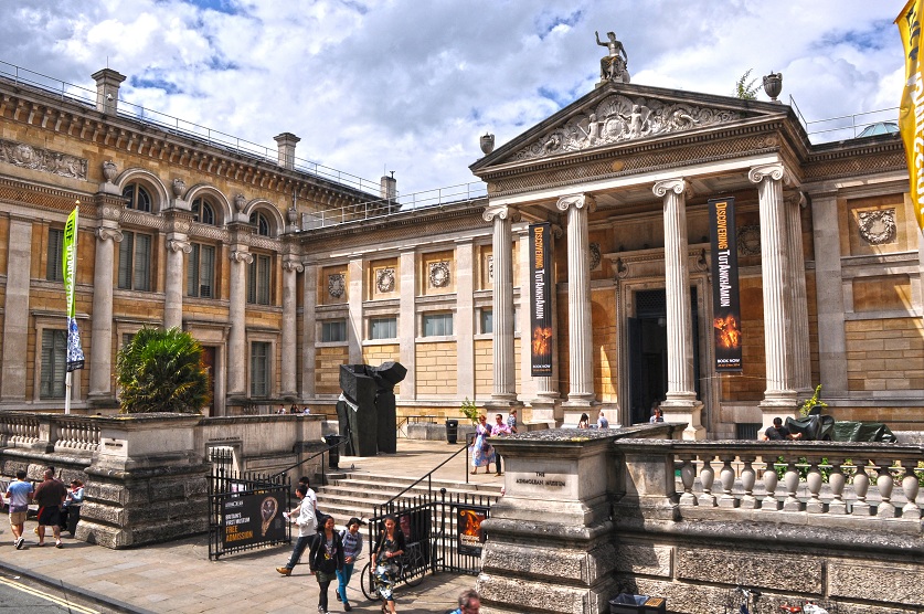 متحف أشموليان التاريخي وقد افتتح في مدينة أكسفورد البريطانية